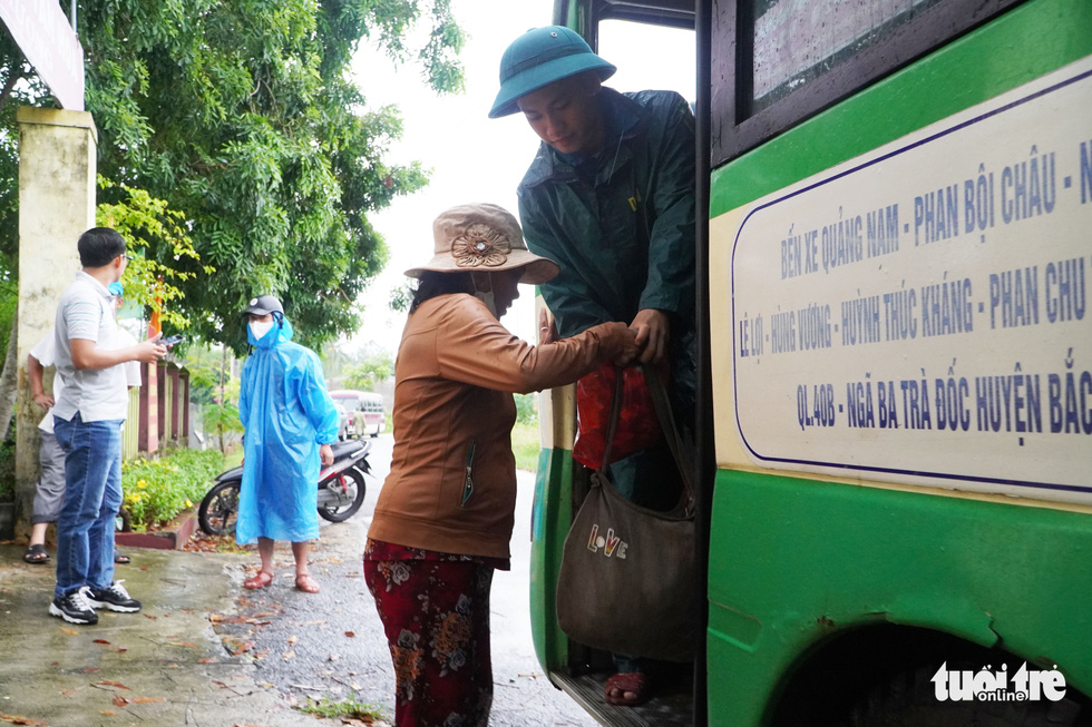 Người dân ven biển Quảng Nam khăn gói ‘chạy’ bão - Ảnh 2.