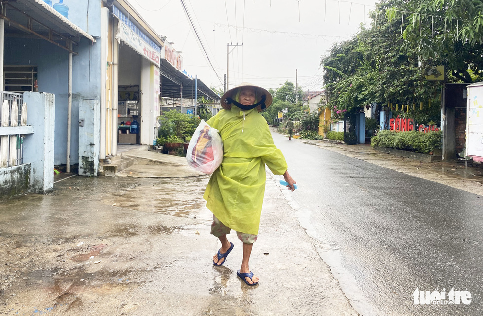 Người dân ven biển Quảng Nam khăn gói ‘chạy’ bão - Ảnh 5.