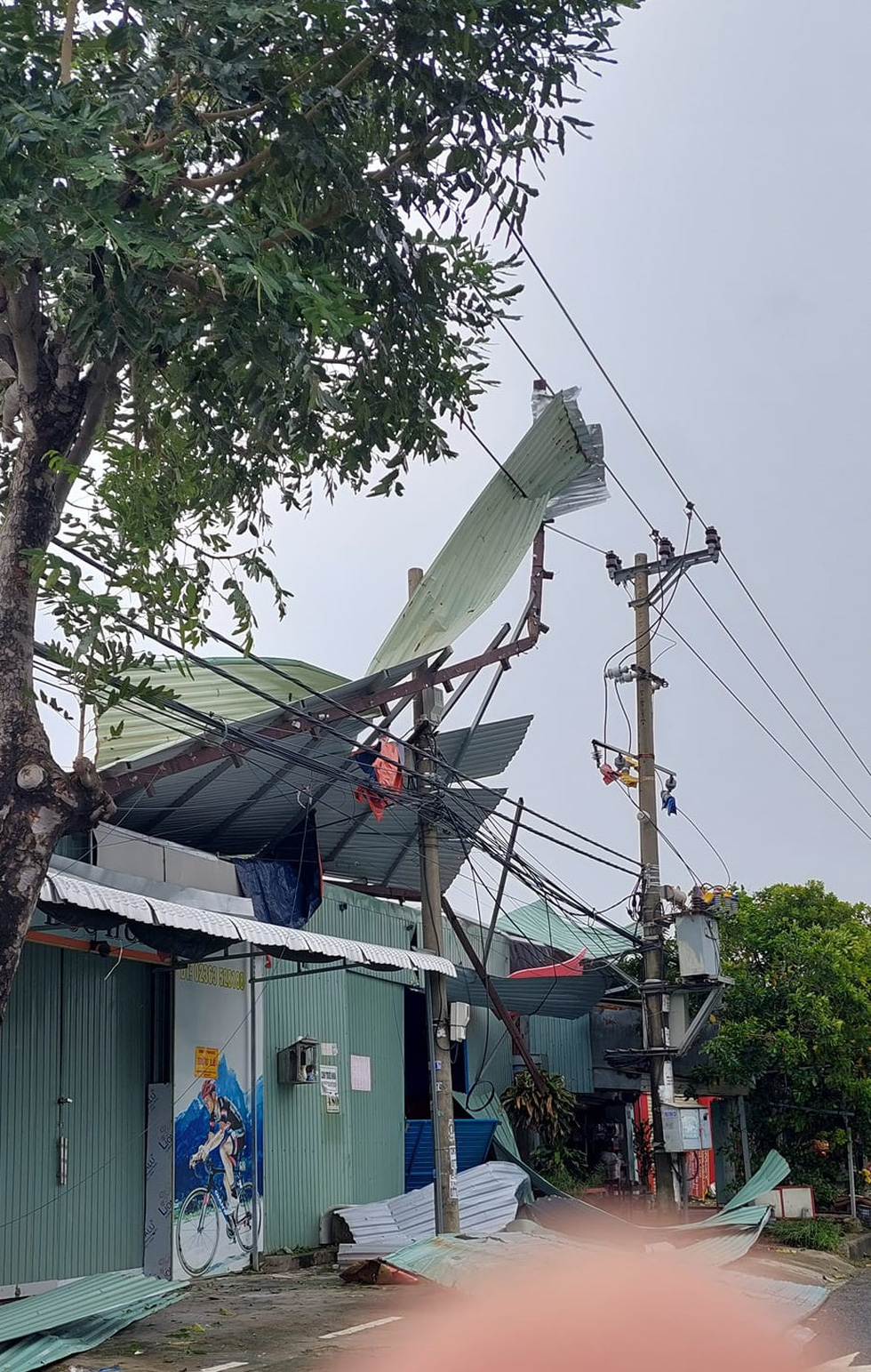 Ngành điện miền Trung căng mình khôi phục lại lưới điện ngay sau bão tan - Ảnh 10.