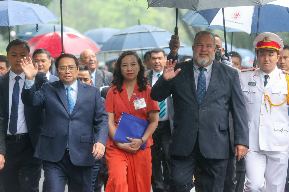 Thủ tướng Việt Nam, Cuba cùng đi bộ dưới mưa về nơi hội đàm - Ảnh 6.