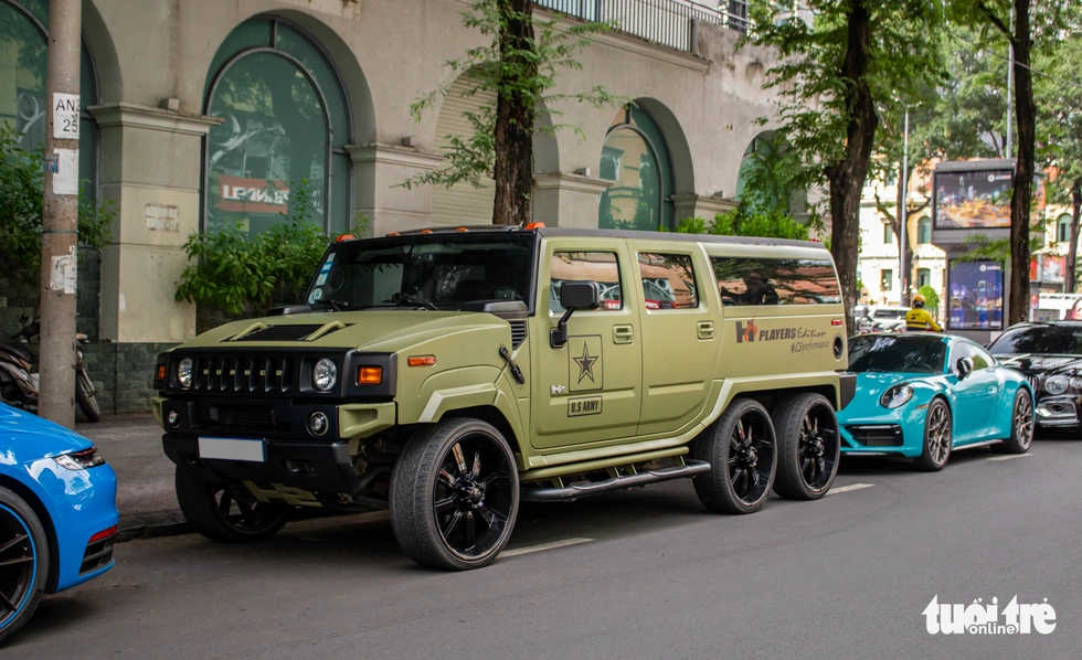 Khủng long Hummer H6 Player Edition hàng độc tại Việt Nam: SUV 6 bánh cho giới nhà giàu - Ảnh 1. Khủng long Hummer H6 Player Edition hàng độc tại Việt Nam: SUV 6 bánh cho giới nhà giàu - Ảnh 1.