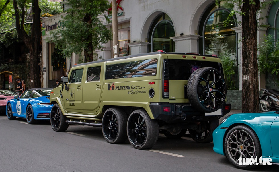 Khủng long Hummer H6 Player Edition hàng độc tại Việt Nam: SUV 6 bánh cho giới nhà giàu - Ảnh 4. Khủng long Hummer H6 Player Edition hàng độc tại Việt Nam: SUV 6 bánh cho giới nhà giàu - Ảnh 4.
