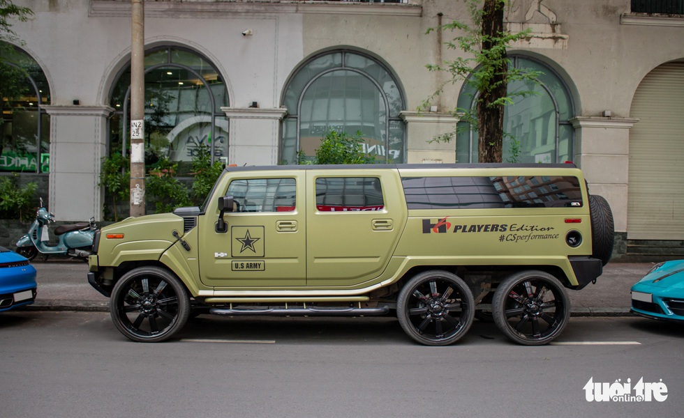 Khủng long Hummer H6 Player Edition hàng độc tại Việt Nam: SUV 6 bánh cho giới nhà giàu - Ảnh 2. Khủng long Hummer H6 Player Edition hàng độc tại Việt Nam: SUV 6 bánh cho giới nhà giàu - Ảnh 2.