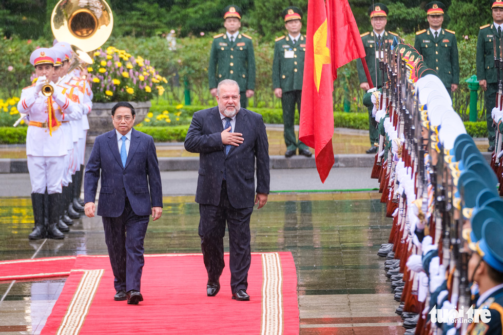 Thủ tướng Việt Nam, Cuba cùng đi bộ dưới mưa về nơi hội đàm - Ảnh 5.
