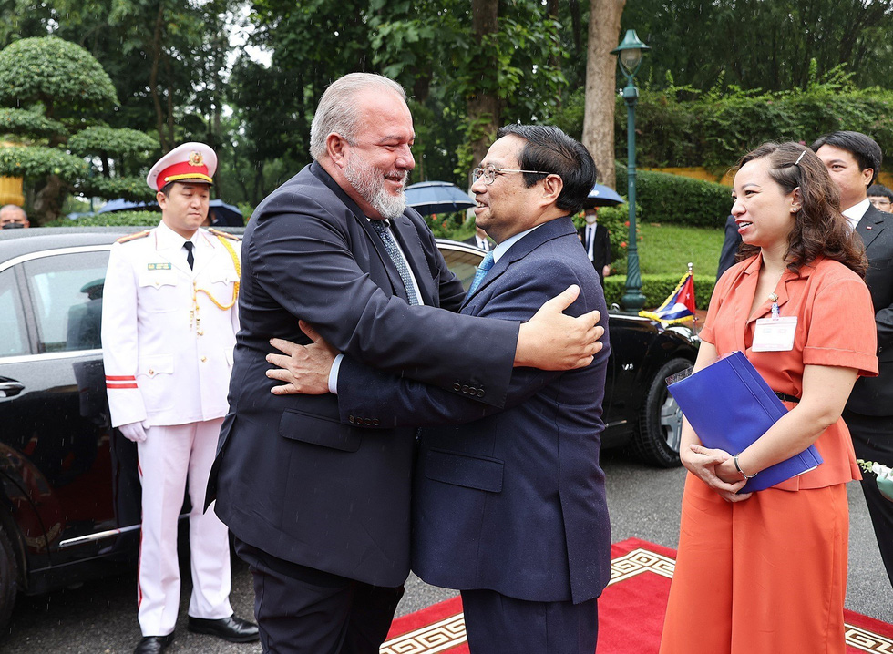 Thủ tướng Việt Nam, Cuba cùng đi bộ dưới mưa về nơi hội đàm - Ảnh 2.