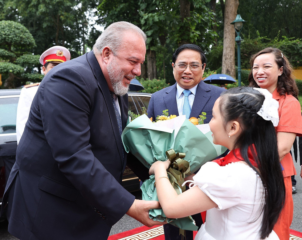 Thủ tướng Việt Nam, Cuba cùng đi bộ dưới mưa về nơi hội đàm - Ảnh 3.