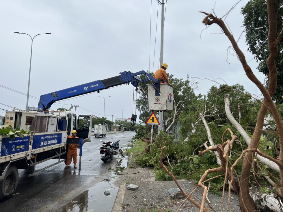 Ngành điện miền Trung căng mình khôi phục lại lưới điện ngay sao bão tan - Ảnh 5.