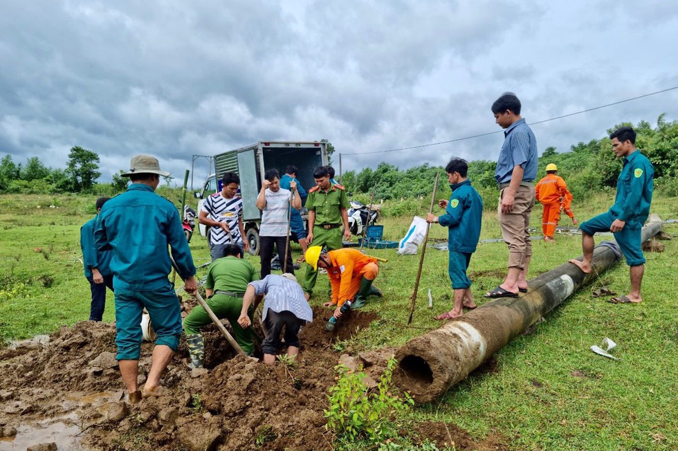 Ngành điện miền Trung căng mình khôi phục lại lưới điện ngay sao bão tan - Ảnh 7.