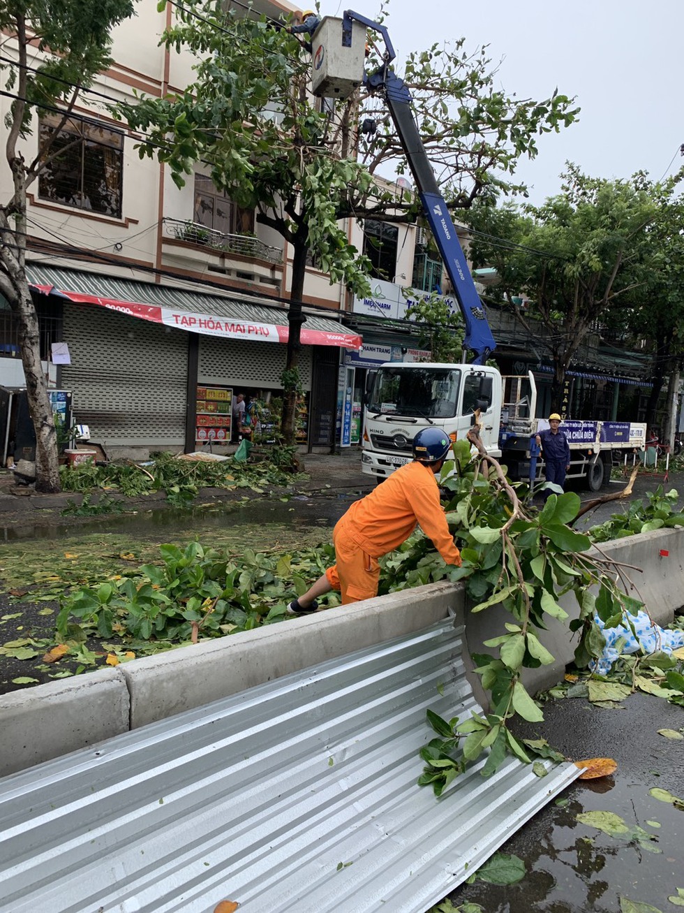 Ngành điện miền Trung căng mình khôi phục lại lưới điện ngay sao bão tan - Ảnh 6.