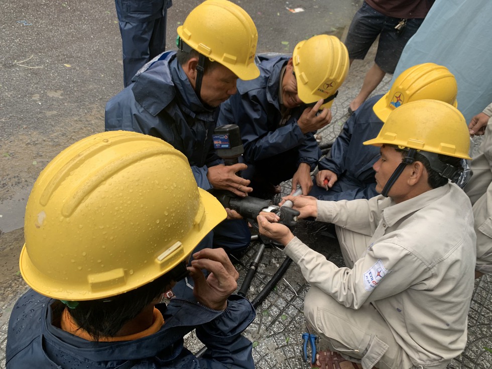 Ngành điện miền Trung căng mình khôi phục lại lưới điện ngay sao bão tan - Ảnh 3.