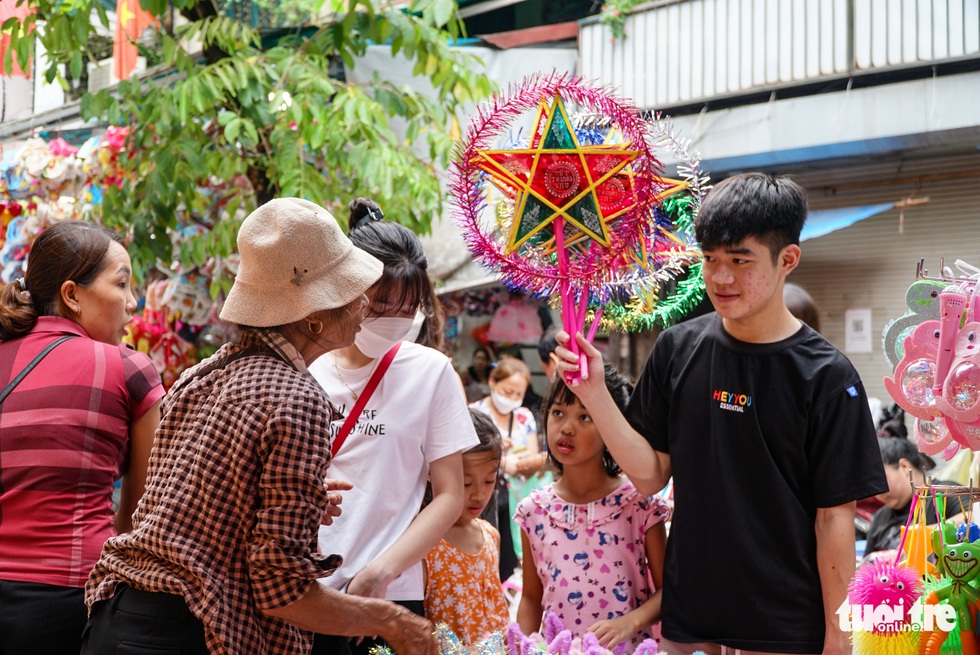 Chen chân lên phố Hàng Mã check-in dịp lễ 2-9 - Ảnh 4. Chen chân lên phố Hàng Mã check-in dịp lễ 2-9 - Ảnh 4.
