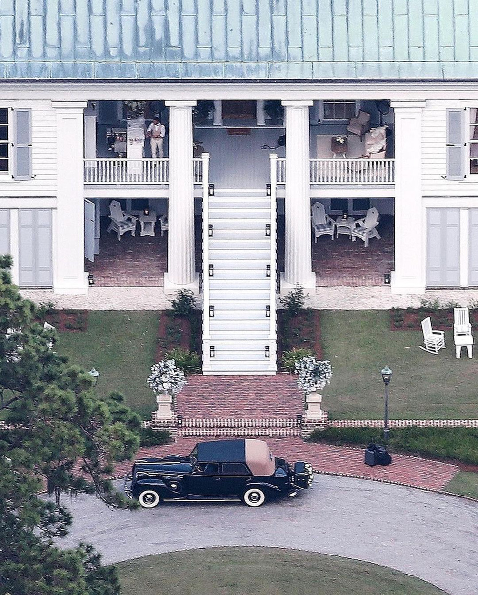 Xe cưới của Ben Affleck và Jennifer Lopez ‘còn hơn cả Rolls-Royce’ - Ảnh 2.