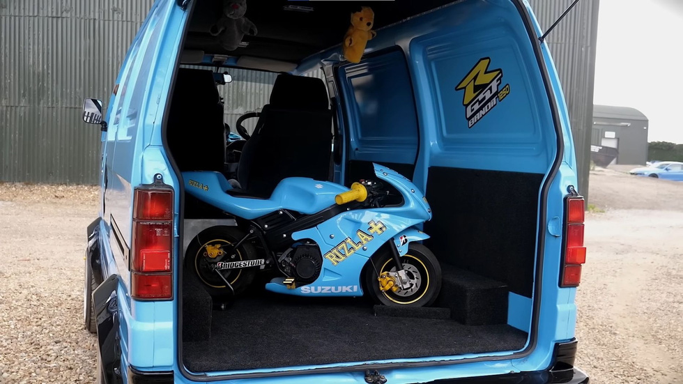 Xe tải nhỏ dùng động cơ xe máy Suzuki: Bên trong có mô tô nhưng chỉ để trưng cho đẹp - Ảnh 3.