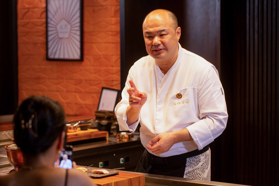 Nghe - ngửi - chạm - nếm món Nhật ở Việt Nam với tài nghệ của đầu bếp từng nhận sao Michelin - Ảnh 1.