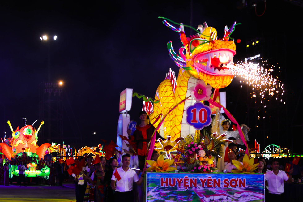 Vui hết cỡ ở lễ hội Trung thu lớn nhất Việt Nam - Ảnh 2.
