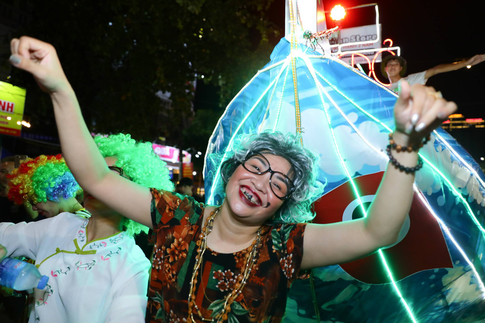Vui hết cỡ ở lễ hội Trung thu lớn nhất Việt Nam - Ảnh 5.