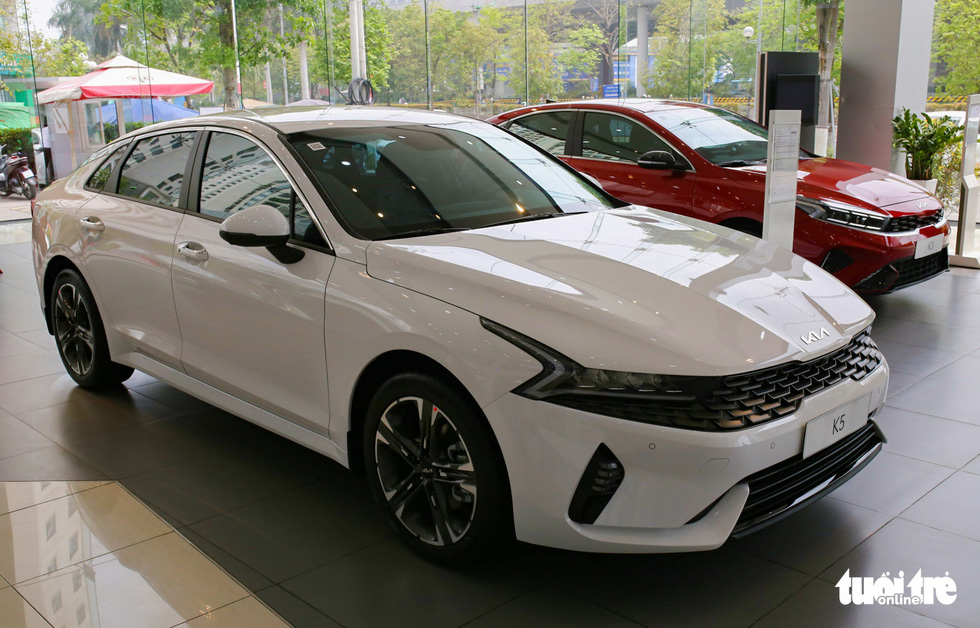 Kia K5 giảm giá tại đại lý, nỗ lực đua doanh số với Toyota Camry - Ảnh 1.