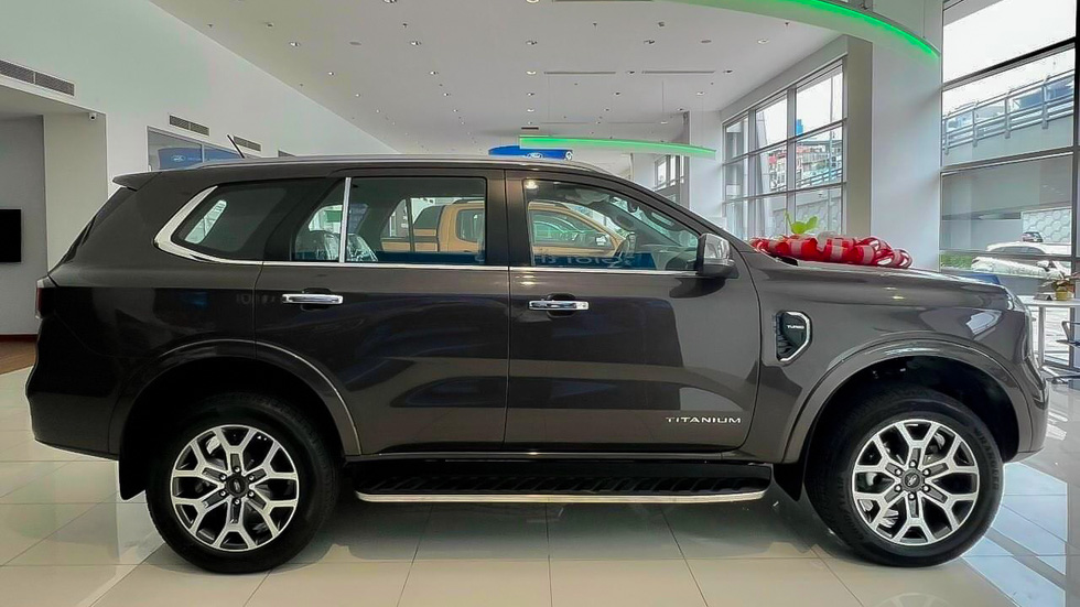 Giá Ford Everest leo thang tại đại lý: Thêm gần 200 triệu nếu mua bản cao nhất ngay tháng 9 - Ảnh 1.