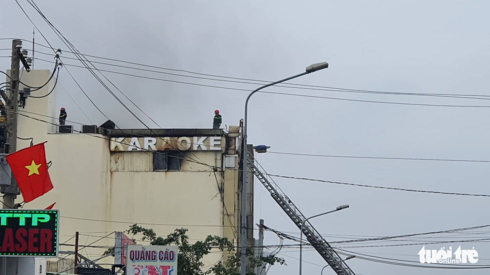 Cháy quán karaoke tại Bình Dương, 12 người chết - Ảnh 1.