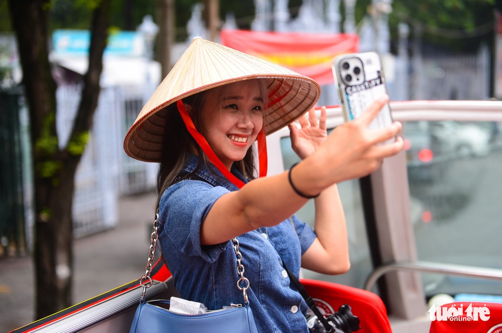 Các nhà sáng tạo nội dung, báo chí quốc tế đi xe buýt 2 tầng tham quan TP.HCM - Ảnh 1. Các nhà sáng tạo nội dung, báo chí quốc tế đi xe buýt 2 tầng tham quan TP.HCM - Ảnh 1.