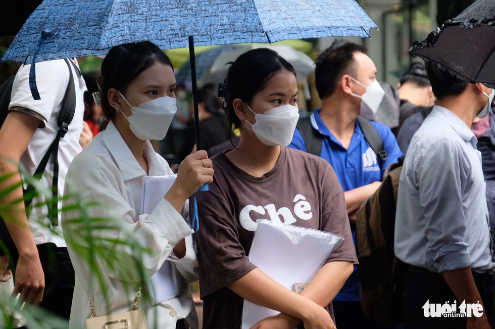 Những hàng ghế trong đêm mưa trước Cục Lãnh sự - Ảnh 7.