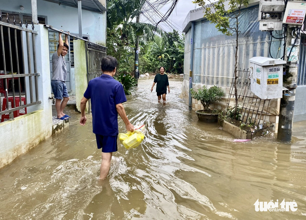 Một hộ dân trở về nhà ở đường Mẹ Suốt, phường Hòa Khánh Nam, quận Liên Chiểu, Đà Nẵng sau 3 ngày đi tránh ngập - Ảnh: TRƯỜNG TRUNG