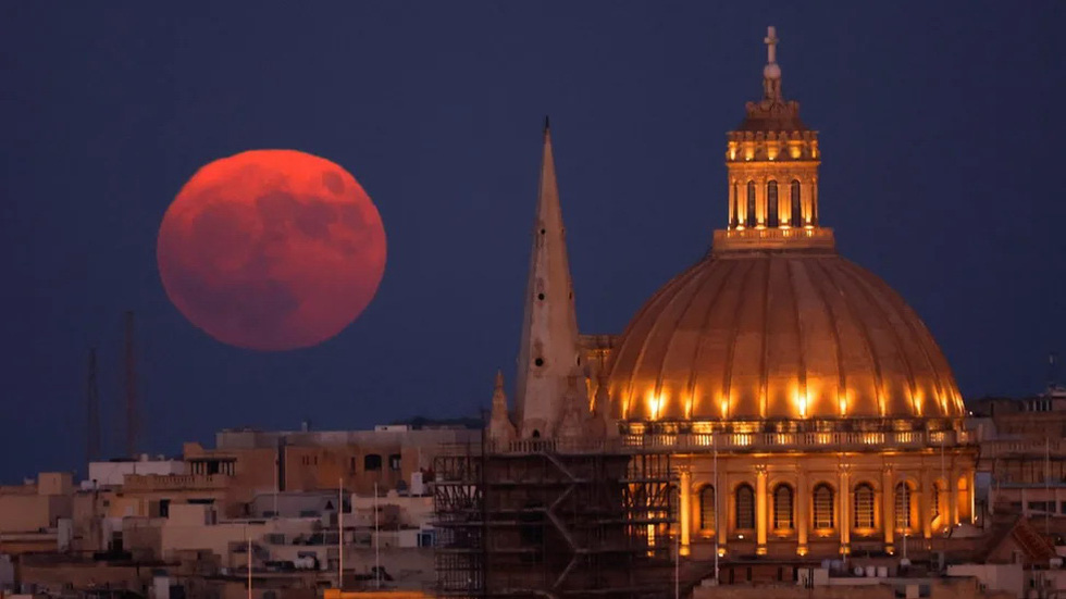 The moon rises behind the Basilica of Our Lady of Mount Carmel in Valletta, Malta - Photo: BBC