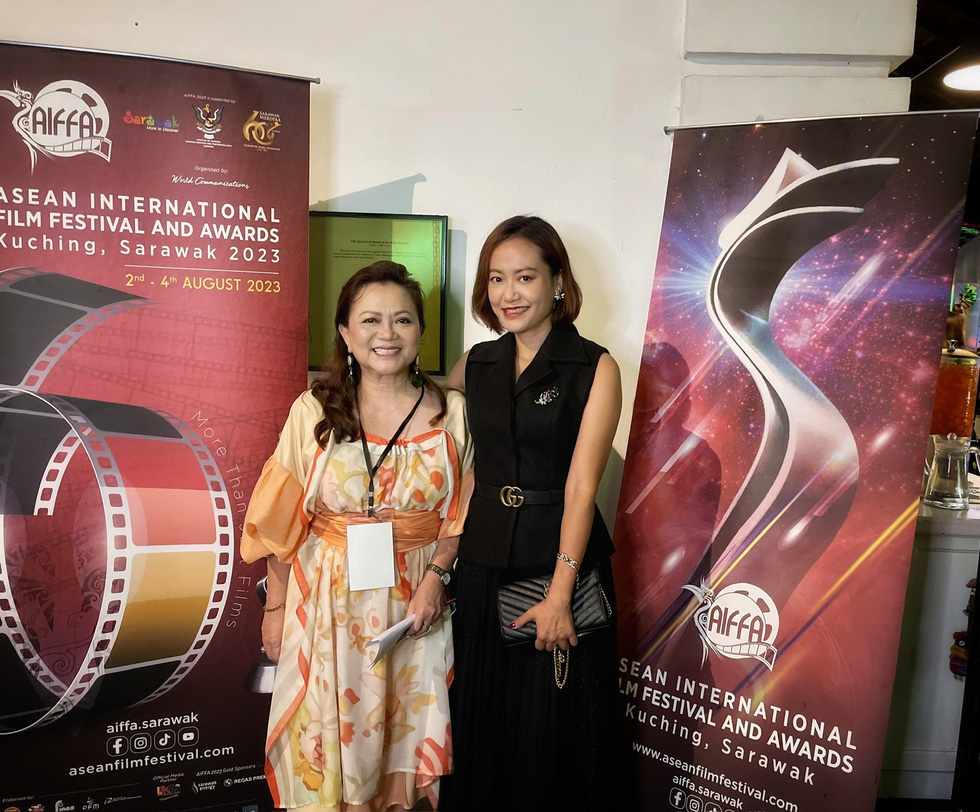 Đạo diễn Hồng Ánh và bà Livan Tajang - giám đốc AIFFA 2023 - Ảnh: NVCC
