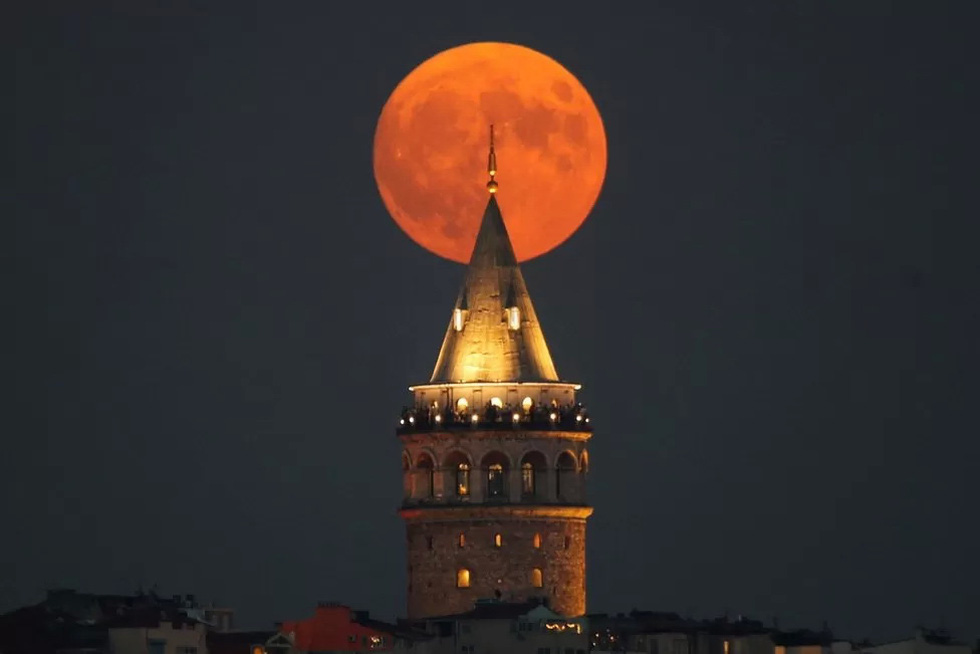 See the brightest moon of the year during the 'Super Blue Moon' event - Photo 3.