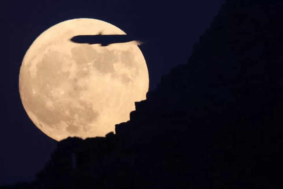 The brightest moonlight of the year illuminates Egypt's Giza Pyramids on the evening of August 30.  This is the second supermoon to occur in August 2023.  Scientists have named the phenomenon of supermoon appearing twice in the same calendar month as a blue moon - Photo: Reuters
