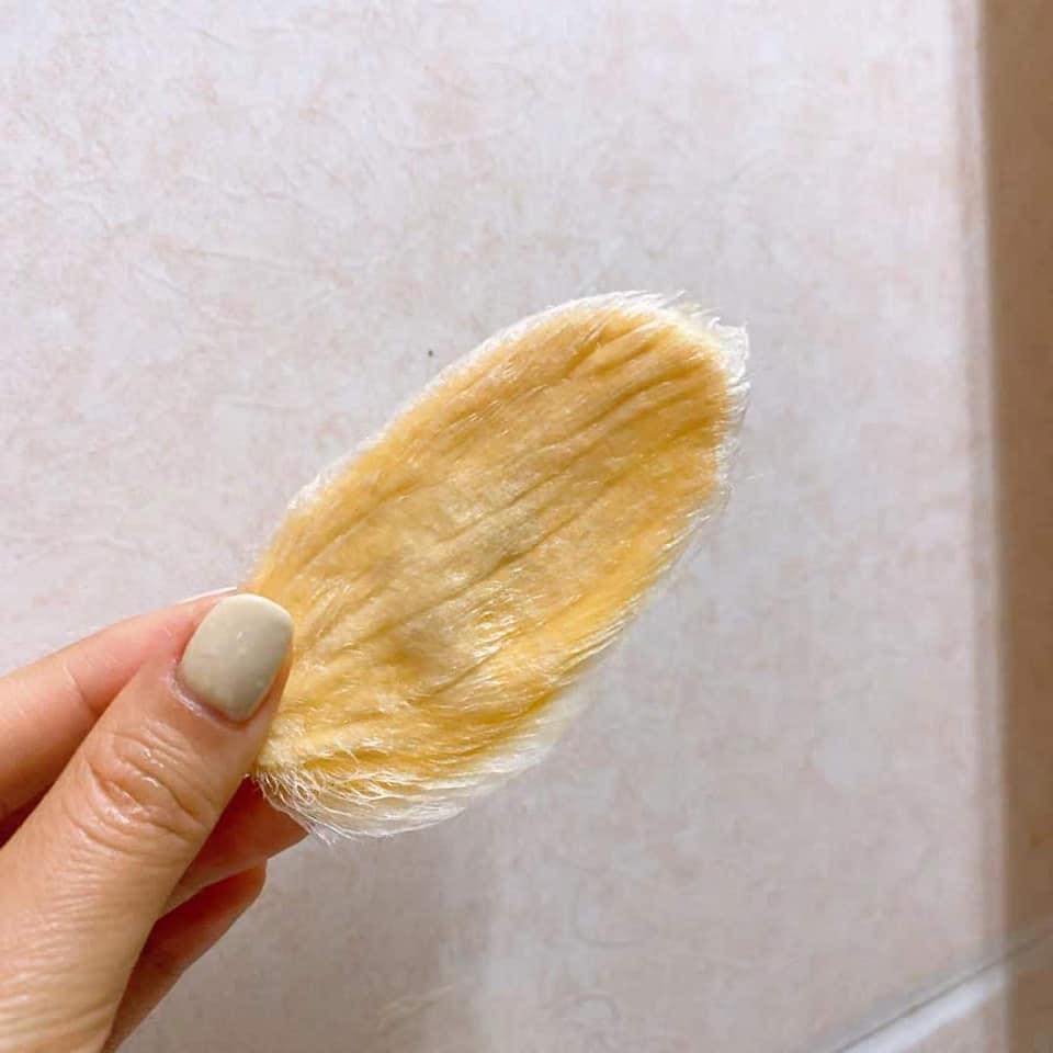 Gặm xoài đến mức hột xoài chỉ còn lớp… lông và đừng quên hong khô để lớp lông trông mịn, mượt cũng là một nét tinh tế đấy! Ảnh: May Chue Paing