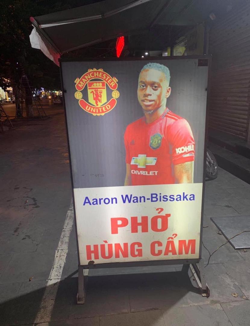 Aaron Wan-Bissaka xuất hiện trong một biển hiệu bán phở tại Việt Nam