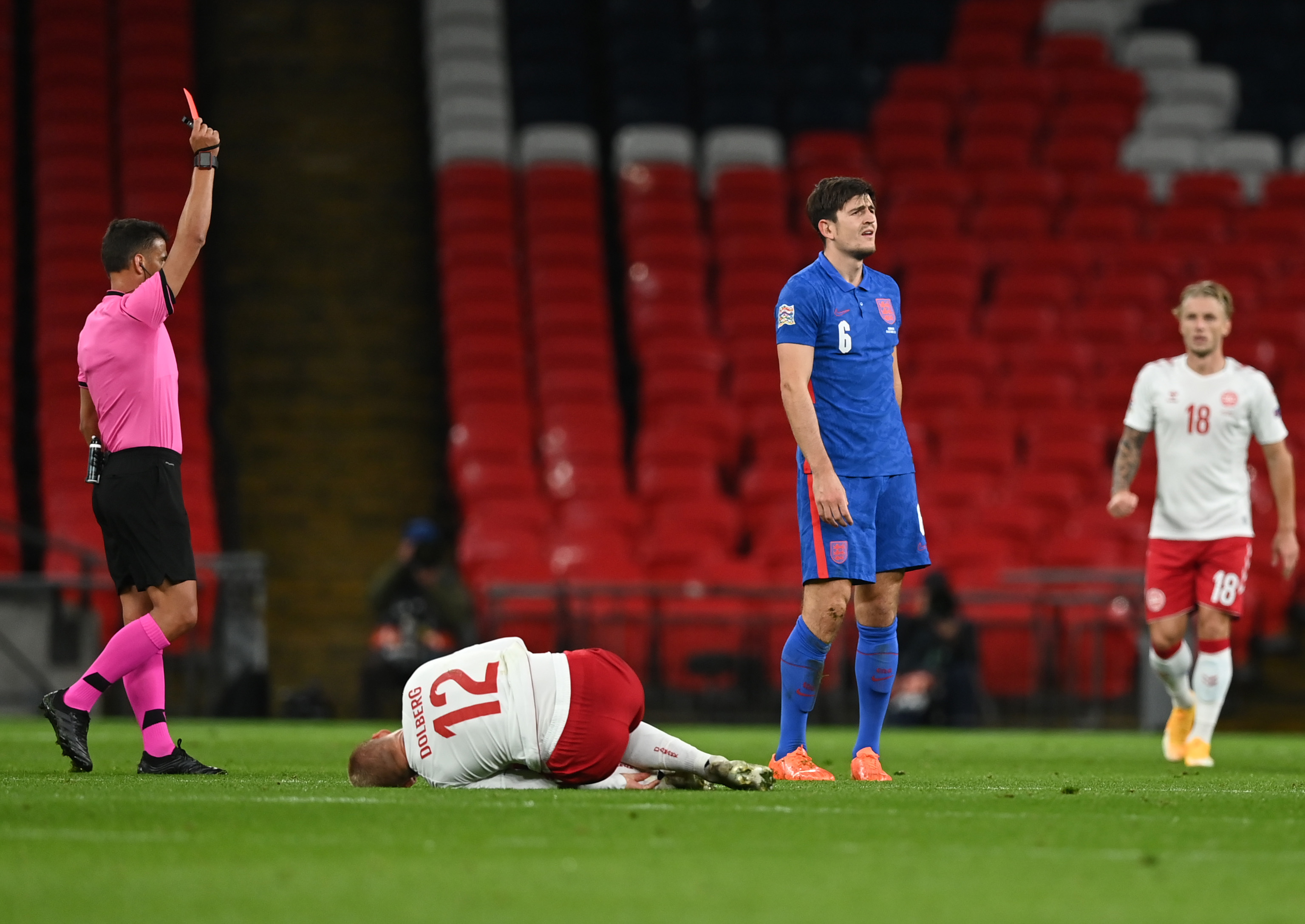 Harry Maguire thẫn thờ khi bị trọng tài đuổi ra khỏi sân sau pha vào bóng hậu đậu với cầu thủ Đan Mạch.