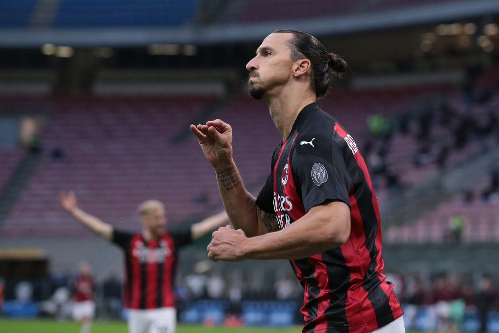 Ibrahimovic tỏa sáng giúp AC Milan vượt qua Inter Milan ở Serie A