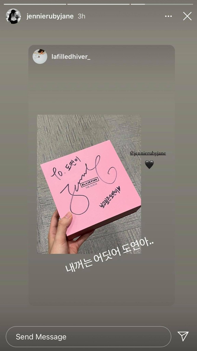 Jennie tặng album cho Do Yeon