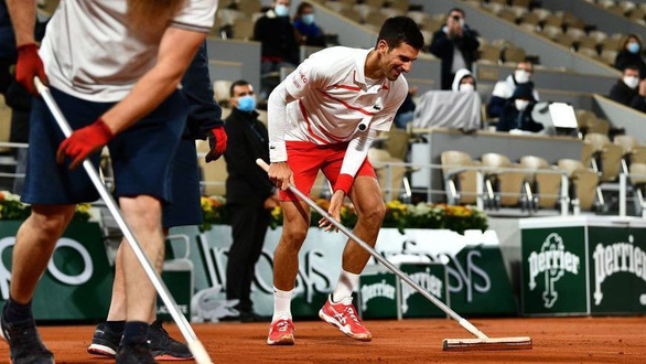 Djokovic giả làm người lau dọn ở Pháp mở rộng 2020. Ảnh: Getty.