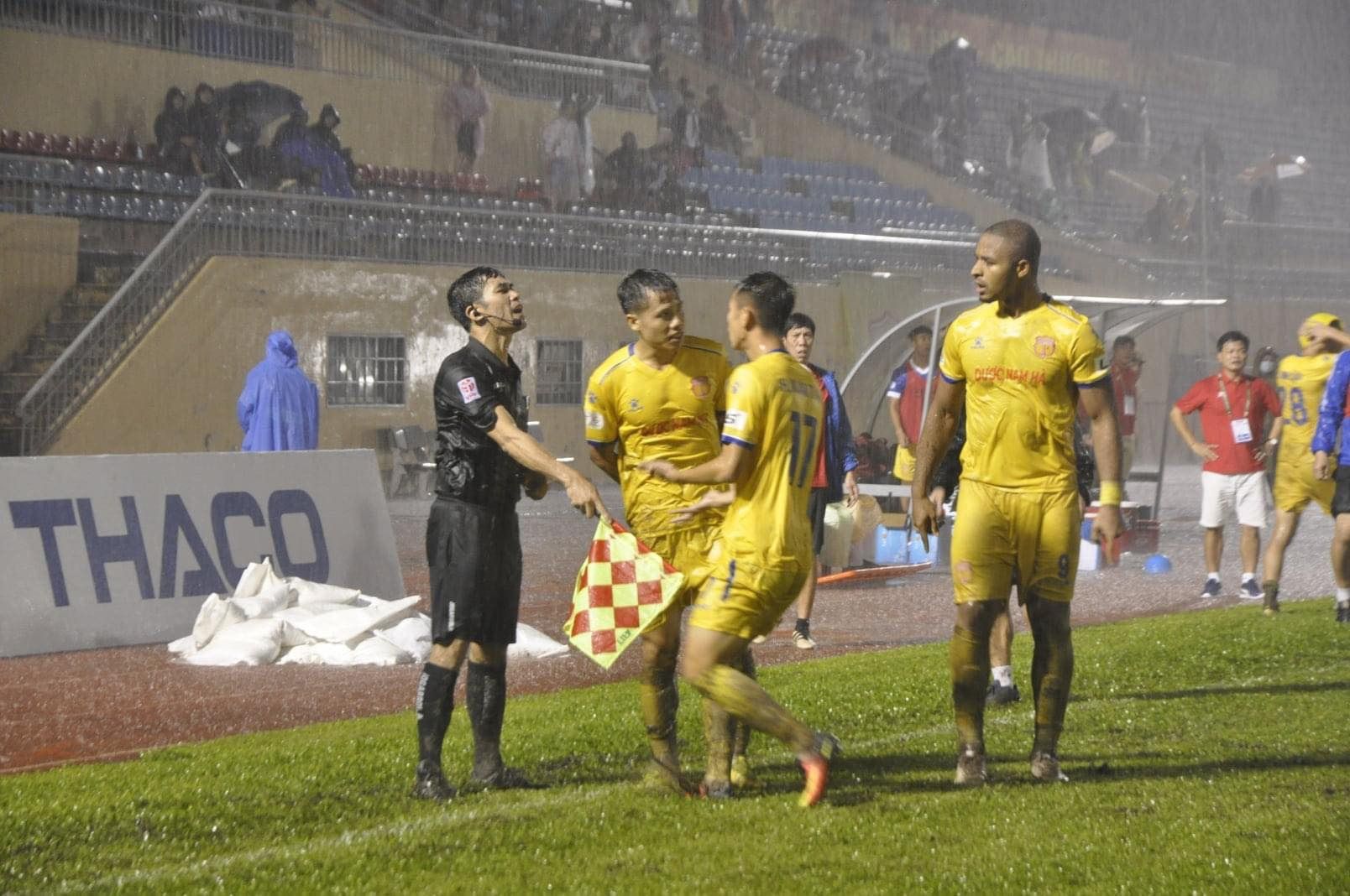 Các cầu thủ Nam Định phản ứng với tình huống phất cờ việt vị của trợ lý trọng tài K’ Đức Tuấn - Ảnh: Nguyễn Tuân.