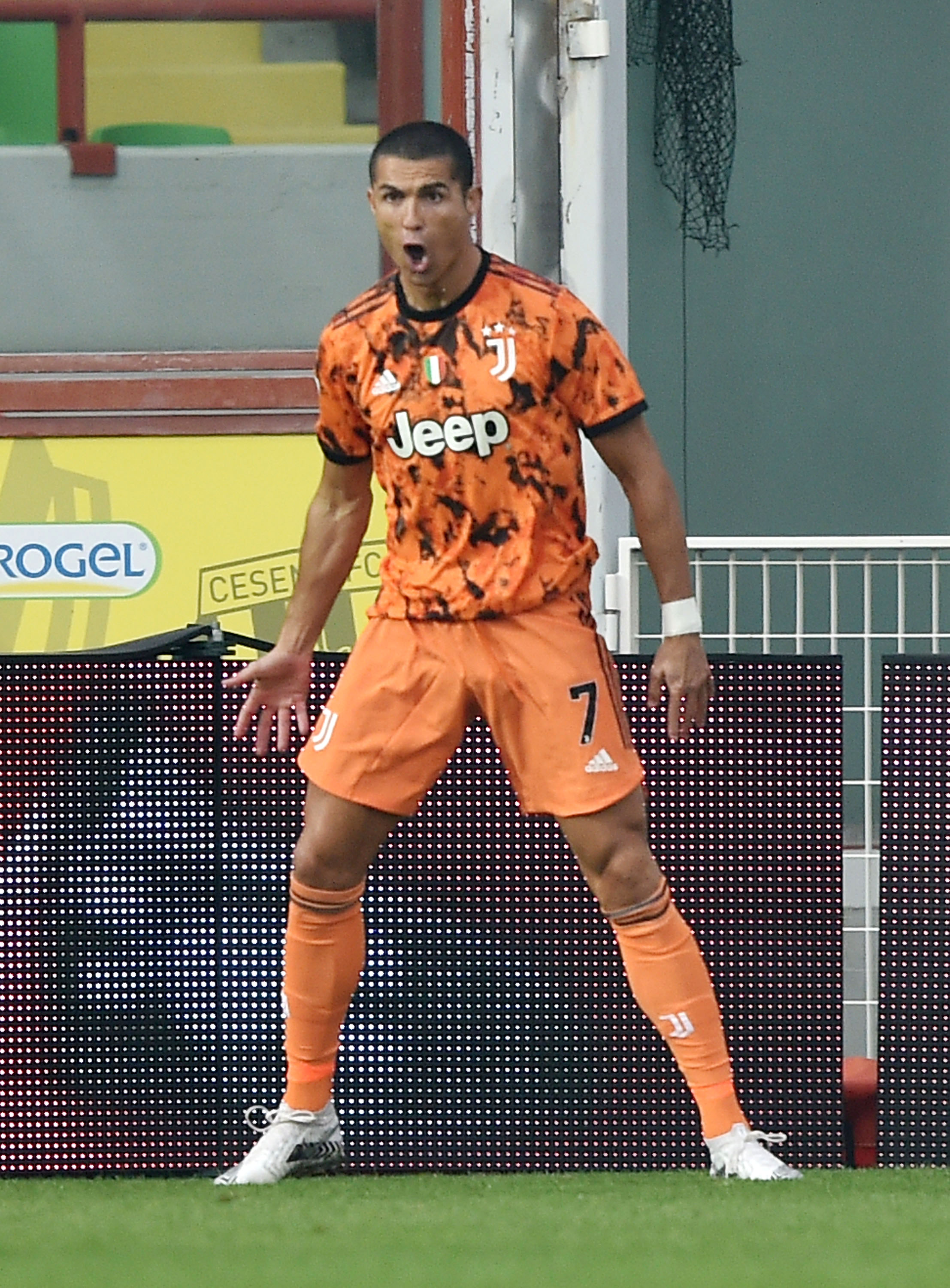 Ronaldo hét thật to sau khi ghi bàn