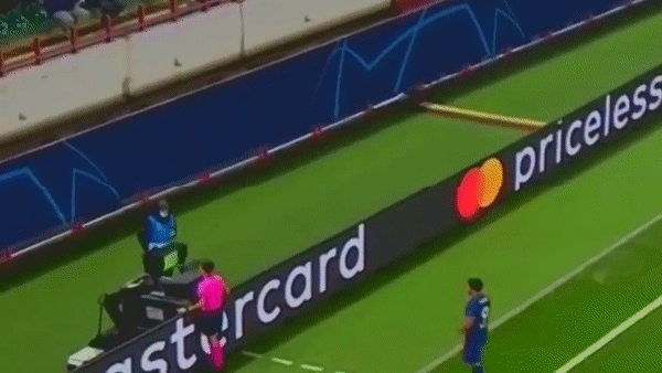 Suarez lén chạy ra xem VAR cùng trọng tài