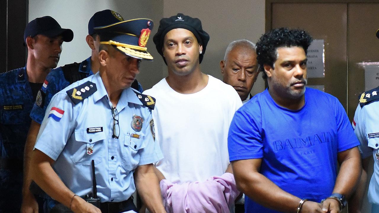 2020 có vẻ là năm hạn với Ronaldinho, khi anh liên tục dính rắc rối với pháp luật.
