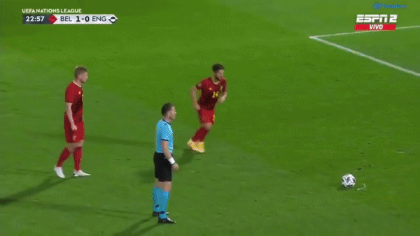 Mertens sút phạt tuyệt đẹp ấn định tỷ số 2-0.