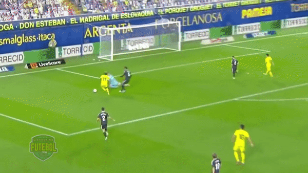 Courtois có tình huống lao ra và phạm lỗi thô thiển với cầu thủ Villarreal trong vòng cấm