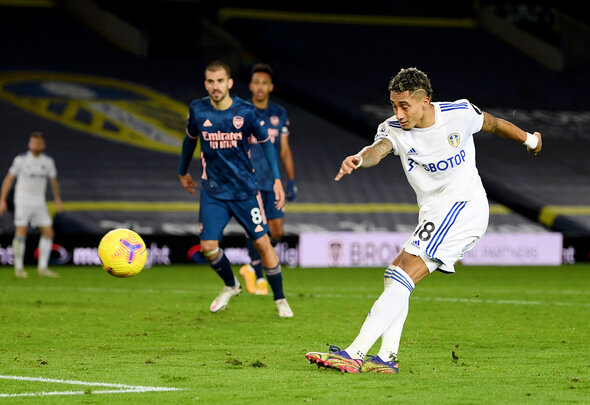 Các cầu thủ Leeds United thi nhau 