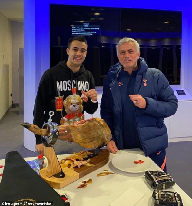HLV Jose Mourinho đăng tải bức ảnh đang ăn đùi lợn cùng cậu học trò tại Tottenham, Sergio Reguilon lên trang cá nhân. Ảnh: Instagram.