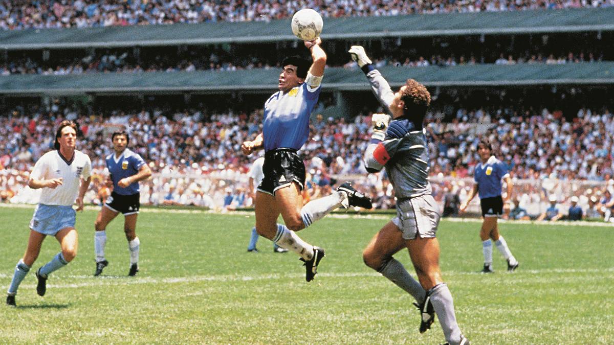 Bàn thắng gian lận để đời của Maradona vào lưới tuyển Anh