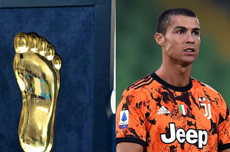 Ronaldo sẽ được tặng một bàn chân bằng vàng.