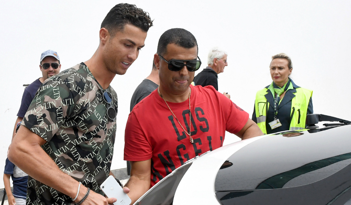 Ronaldo và anh trai Hugo Dinarte Aveiro cùng nhau mở một công ty bán quần áo.