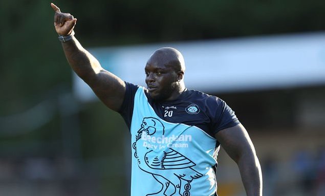 Adebayo Akinfenwa muốn đánh bại Son Heung-min. Ảnh: Getty.