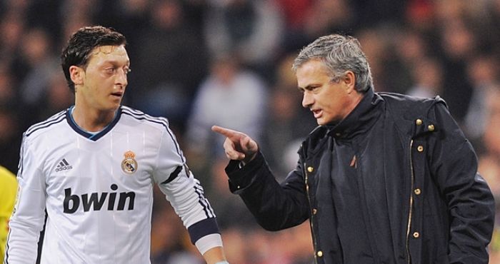 Mourinho và Ozil từng là thầy trò ở Real Madrid. Ảnh: Getty.