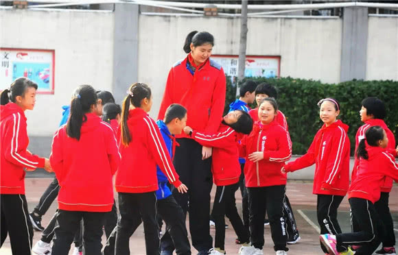 年仅13岁的中国女篮运动员身高2米26